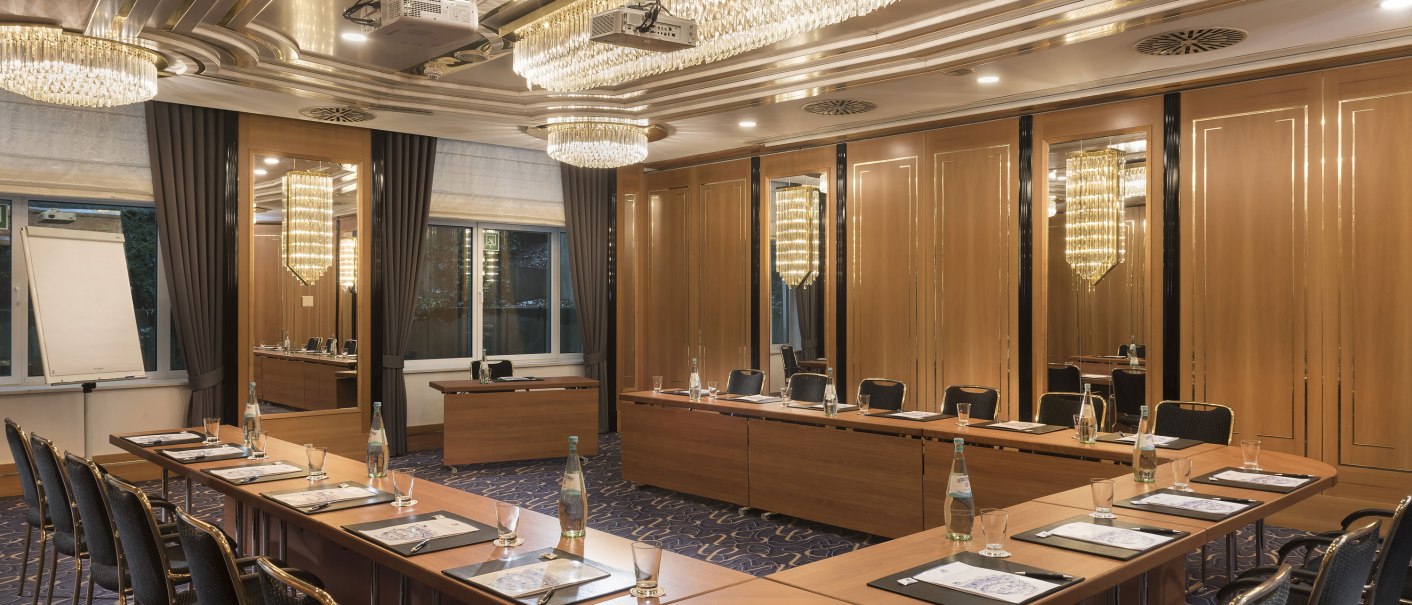 Elegant conference room in the Maritim Hotel Stuttgart with a U-shaped table arrangement, chandeliers and modern furnishings., © Maritim Hotelgesellschaft mbH Elegant conference room in the Maritim Hotel Stuttgart with a U-shaped table arrangement, chandeliers and modern furnishings., © Maritim Hotelgesellschaft mbH