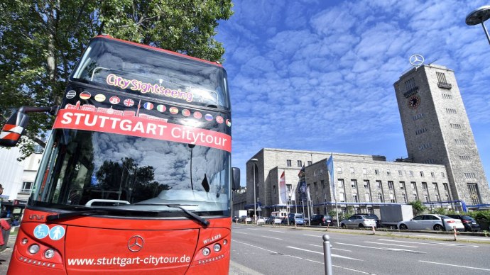 Roter Doppeldeckerbus der Stuttgart Citytour vor dem Hauptbahnhof Stuttgart mit Uhrturm und Mercedes-Stern., © Stuttgart-Marketing GmbH, Pierre Polak Roter Doppeldeckerbus der Stuttgart Citytour vor dem Hauptbahnhof Stuttgart mit Uhrturm und Mercedes-Stern., © Stuttgart-Marketing GmbH, Pierre Polak