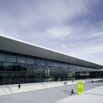 Das ICS Internationales Congress Center Stuttgart mit moderner Glasfassade und breiten Treppenstufen, umgeben von einem weitläufigen Platz., © Klaus J.A. Mellenthin / ICS