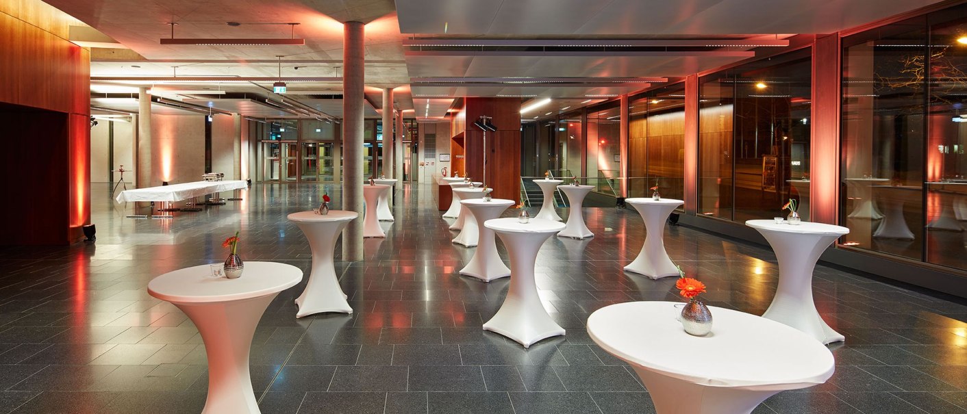 Modernes Foyer mit Stehtischen und stilvoller Beleuchtung im Kultur- und Kongresszentrum Kornwestheim., © Steffen Scheyhing Fotodesignwww.steffenscheyhing.de