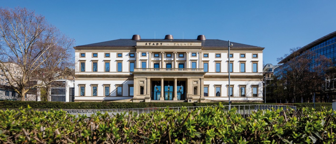 The StadtPalais in Stuttgart, a historic building with a classic façade, stands against a clear blue sky., © @ die arge lola / Kai Loges + Andreas Langen