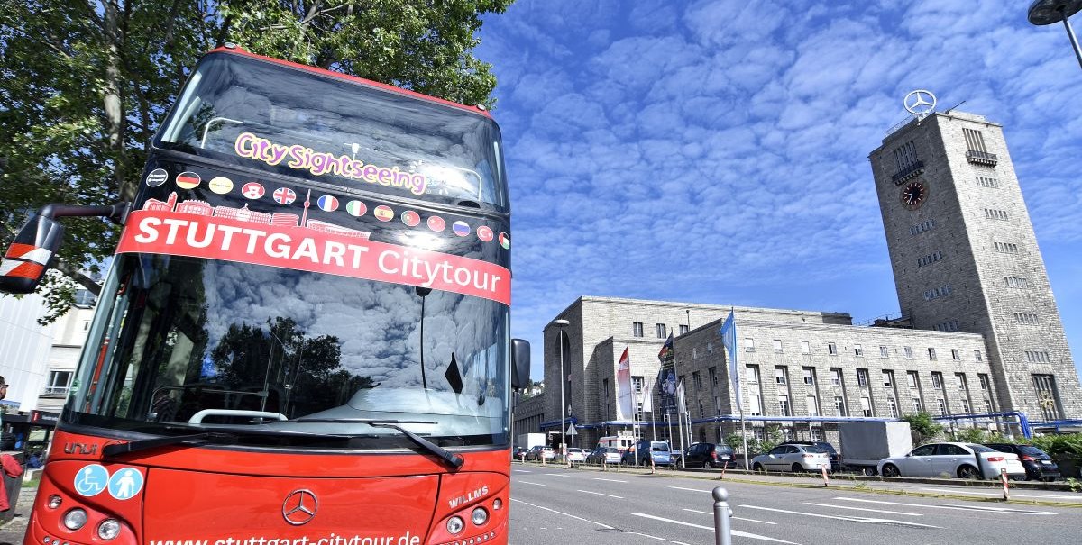Roter Doppeldeckerbus der Stuttgart Citytour vor dem Hauptbahnhof Stuttgart mit Uhrturm und Mercedes-Stern., © Stuttgart-Marketing GmbH, Pierre Polak Roter Doppeldeckerbus der Stuttgart Citytour vor dem Hauptbahnhof Stuttgart mit Uhrturm und Mercedes-Stern., © Stuttgart-Marketing GmbH, Pierre Polak