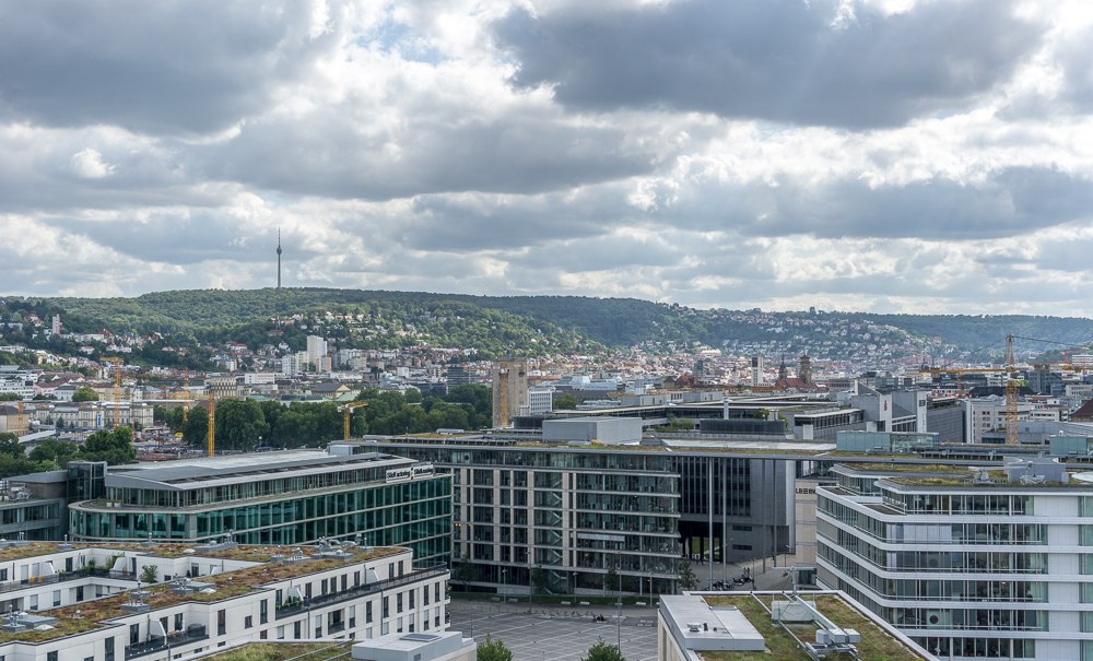 Panoramablick von der Dachterrasse der Stadtbibliothek Stuttgart auf die Stadt mit dem Fernsehturm im Hintergrund und bew&ouml;lktem Himmel., &copy; Jessica Niederges&auml;&szlig;