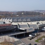 Die Porsche-Arena und Hanns-Martin-Schleyer-Halle in Stuttgart, umgeben von B&auml;umen und Stadtlandschaft im Hintergrund., &copy; www.niedermueller.de