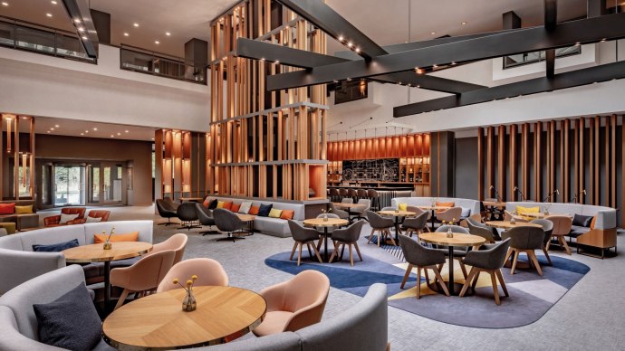 Modern lobby of the Stuttgart Marriott Hotel Sindelfingen with stylish seating areas, wooden elements and elegant lighting., &copy; copyright by Kilian Blees