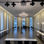 Eleganter Festsaal mit Kronleuchtern, langen Tischen und Stühlen. Hohe Fenster und helle Wände schaffen eine einladende Atmosphäre., © Kulturzentrum Prediger