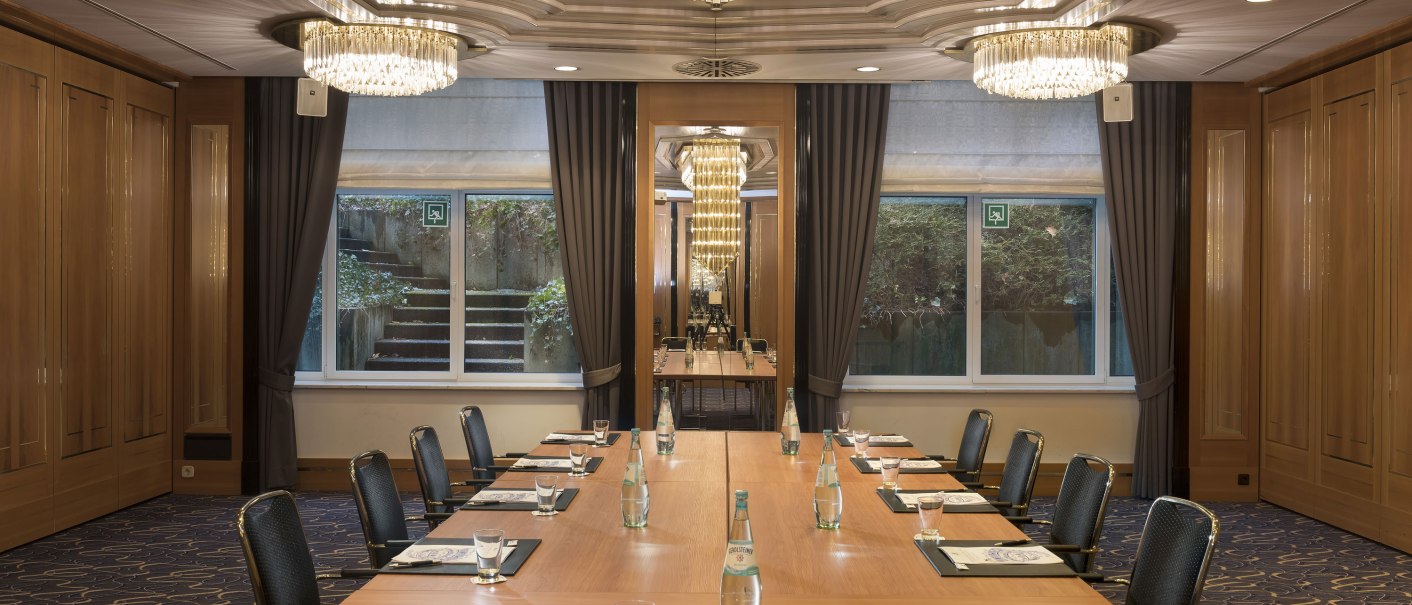 Eleganter Konferenzraum im Maritim Hotel Stuttgart mit langem Tisch, Stühlen, Kronleuchtern und großen Fenstern mit Vorhängen., © Maritim Hotelgesellschaft mbH Eleganter Konferenzraum im Maritim Hotel Stuttgart mit langem Tisch, Stühlen, Kronleuchtern und großen Fenstern mit Vorhängen., © Maritim Hotelgesellschaft mbH
