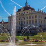 The Ludwigsburg Residential Palace with a large fountain in the foreground. The sky is blue with contrails, surrounded by manicured gardens., © Tourismus & Events Ludwigsburg