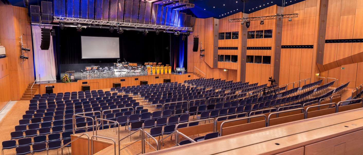 Gro&szlig;er Saal der Stadthalle Sindelfingen mit leeren Sitzreihen, B&uuml;hne und moderner Beleuchtung., &copy; ccbs