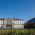 The StadtPalais in Stuttgart, a historic building with a classic façade, stands against a clear blue sky., © @ die arge lola / Kai Loges + Andreas Langen