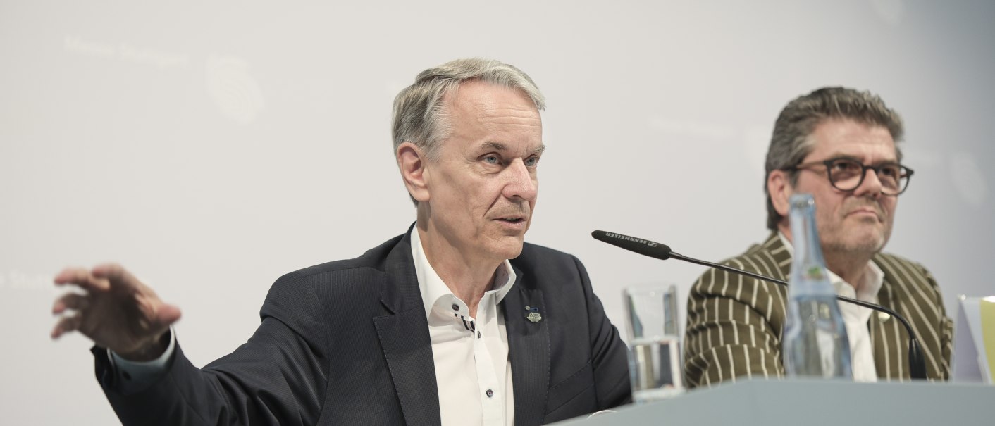 Die Geschäftsführer der Messe Stuttgart Roland Bleinroth (l.) und Stefan Lohnert (r.) bei der Jahrespressekonferenz 2023., © Landesmesse Stuttgart GmbH