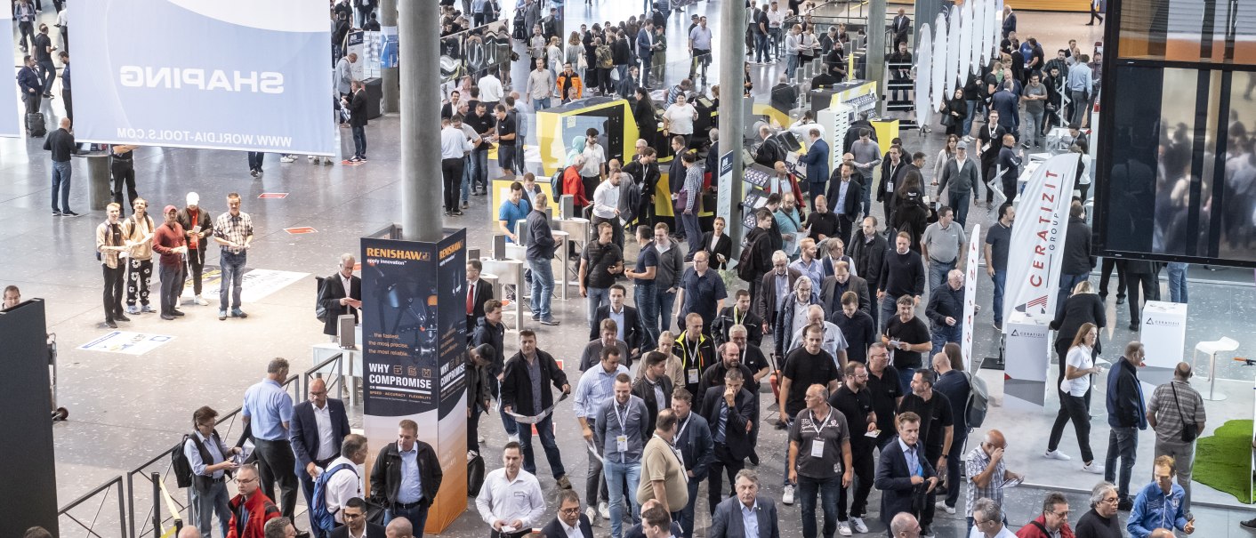 Numerous visitors flock to the exhibition halls., © Landesmesse Stuttgart GmbH