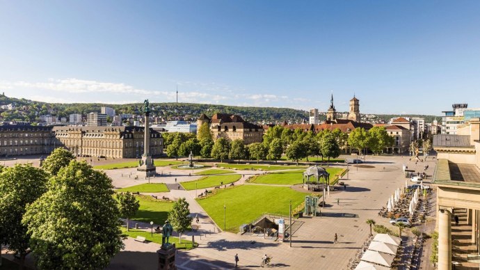 Panoramic view of the Schlossplatz in Stuttgart with green spaces, historic buildings and a clear blue sky., © Stuttgart-Marketing GmbH, Werner Dieterich Panoramic view of the Schlossplatz in Stuttgart with green spaces, historic buildings and a clear blue sky., © Stuttgart-Marketing GmbH, Werner Dieterich