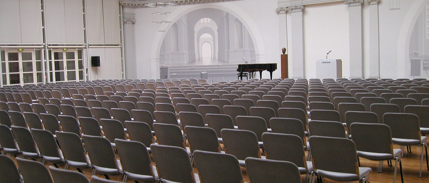 Leere König-Karl-Halle im Haus der Wirtschaft Baden-Württemberg mit Stuhlreihen, Klavier und Rednerpult., © Wirtschaftministerium