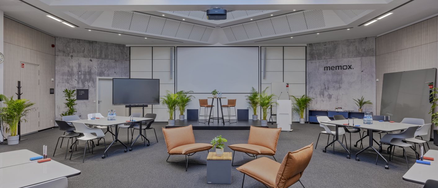 Modern conference room with tables, chairs and plants, bright lighting and skylight. The room is prepared for meetings or presentations., © R&D Dürr