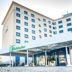 Entrance to the Holiday Inn Stuttgart with modern architecture, glass front and striking logo. Multi-storey building with many windows., &copy; Nutzungsrechte obliegt nur dem direkten Auftraggeber