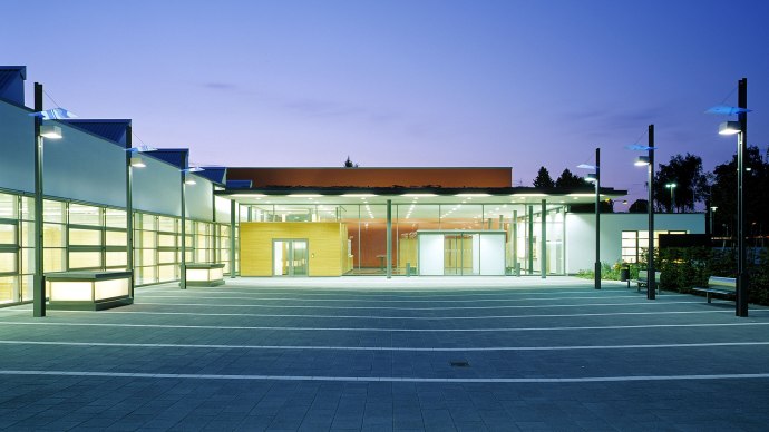 Moderne Festhalle Schmiden bei D&auml;mmerung, beleuchteter Eingang, klare Linien, gro&szlig;e Fensterfronten, gepflasterter Vorplatz., &copy; dietmar strauss