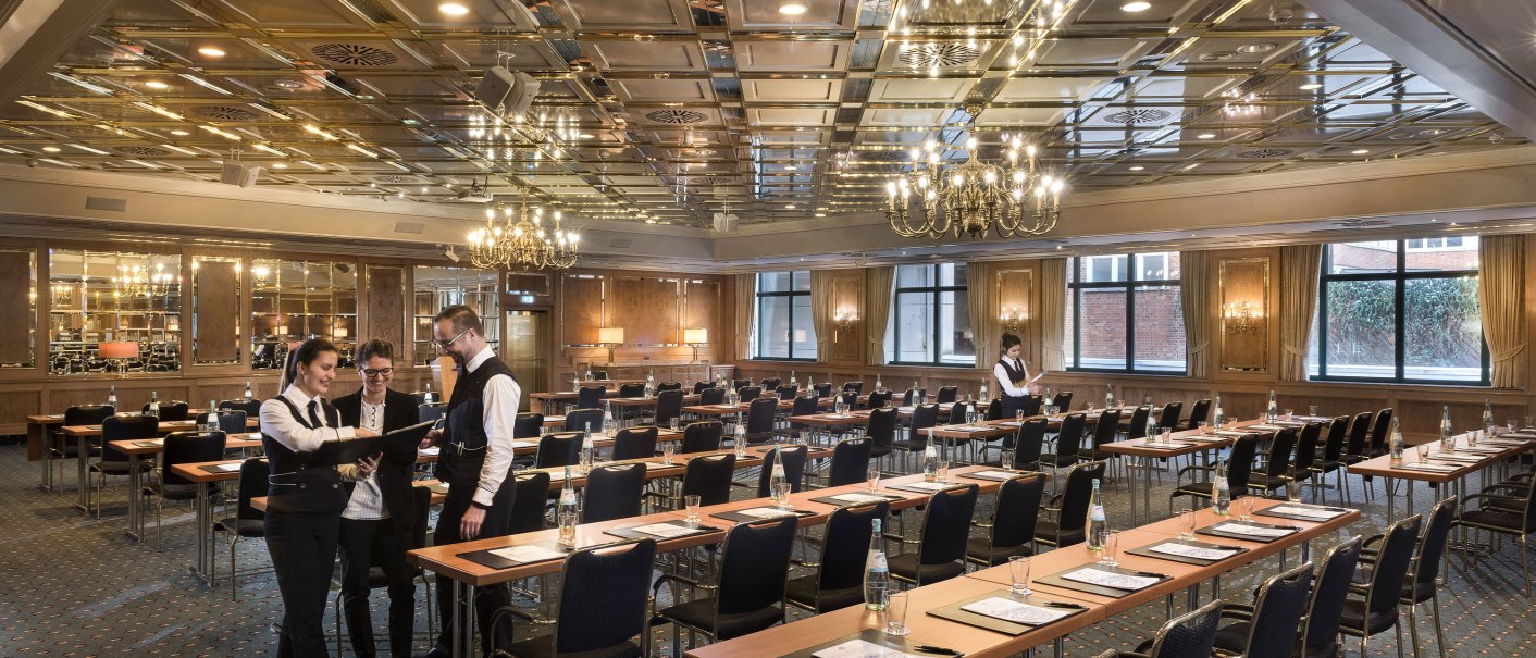 Eleganter Konferenzsaal im Maritim Hotel Stuttgart mit gedeckten Tischen, Kronleuchtern und Personal in Vorbereitung., © Maritim Hotelgesellschaft mbH Eleganter Konferenzsaal im Maritim Hotel Stuttgart mit gedeckten Tischen, Kronleuchtern und Personal in Vorbereitung., © Maritim Hotelgesellschaft mbH