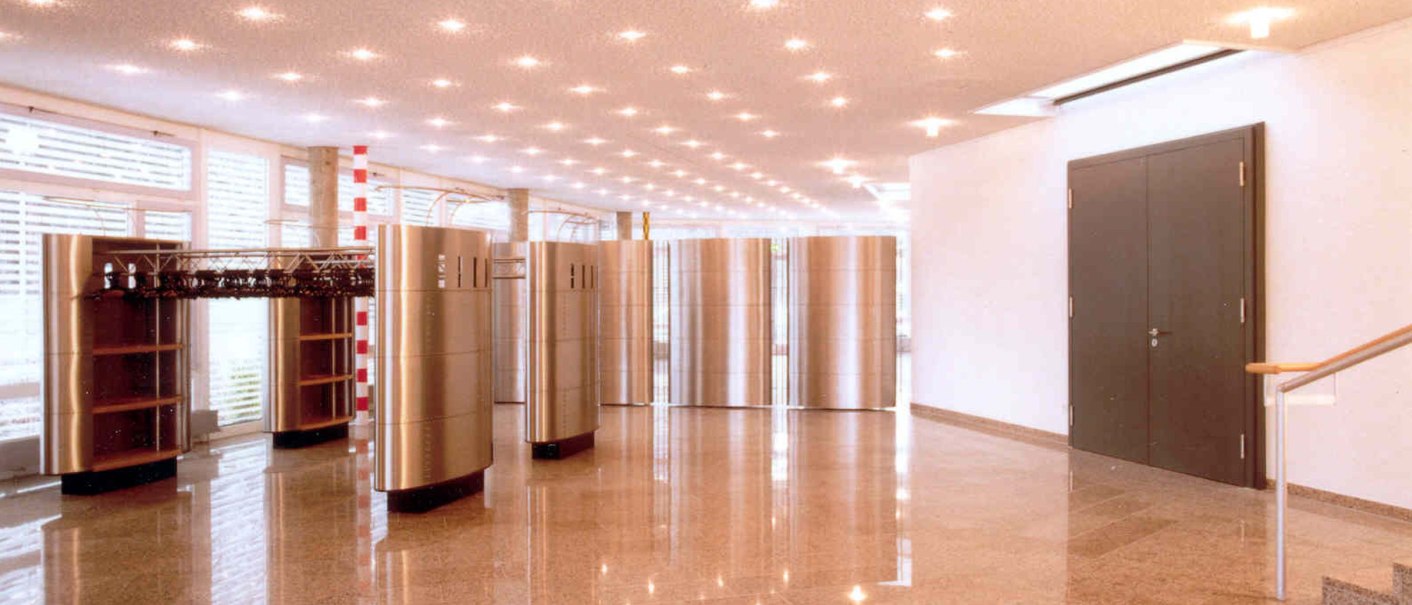 Moderner Eingangsbereich mit glänzendem Boden, Metallstrukturen und vielen Deckenleuchten im Kulturzentrum Baltmannsweiler., © GemeindeBaltmannsweiler_GF Moderner Eingangsbereich mit glänzendem Boden, Metallstrukturen und vielen Deckenleuchten im Kulturzentrum Baltmannsweiler., © GemeindeBaltmannsweiler_GF