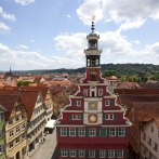 Das Alte Rathaus in Esslingen mit seiner markanten Fassade und Uhr, umgeben von historischen Gebäuden und einer hügeligen Landschaft im Hintergrund., © Esslingen Stadtmarketing GmbH