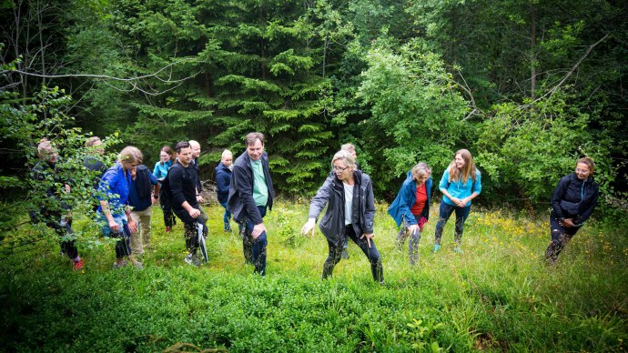 Klimaneutraler Standort: Die Messe Stuttgart f&ouml;rdert als Ausgleich f&uuml;r ihre CO2-Emissionen das Projekt Bergwald in Freiburg. Deren Mitarbeiter leisten auch wichtige Arbeit im Bereich Umweltbildung., &copy; ClimatePartner