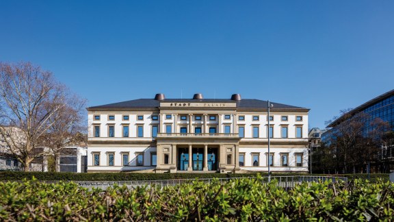 Das StadtPalais in Stuttgart, ein historisches Gebäude mit klassischer Fassade, steht vor einem klaren blauen Himmel., © @ die arge lola / Kai Loges + Andreas Langen