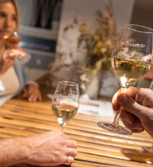 Geselliges Beisammensein ist garantiert in den Weinbars in Stuttgart, © Martina Denker