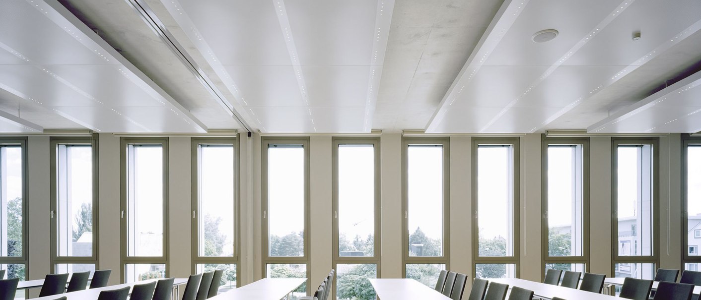 Modern function room with long white tables and black chairs, large windows let in plenty of light., © © Brigida González, Stuttgart Modern function room with long white tables and black chairs, large windows let in plenty of light., © © Brigida González, Stuttgart