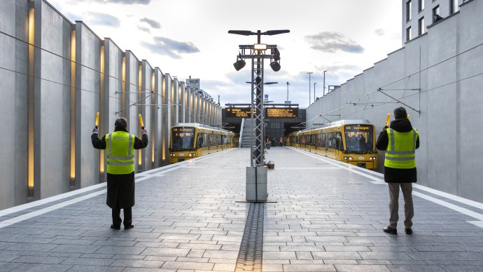 Stefan Lohnert, Gesch&auml;ftsf&uuml;hrer der Messe Stuttgart (rechts) und Walter Schoefer, Sprecher der Gesch&auml;ftsf&uuml;hrung Flughafen Stuttgart, lassen es sich nicht nehmen, die ersten beiden Stadtbahnen der U6 an der neuen Endhaltestelle Flughafen/Messe pers&ouml;nlich zu begr&uuml;&szlig;en., &copy; Landesmesse Stuttgart GmbH