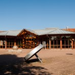 Die Melchior Festhalle in Neckartenzlingen mit gro&szlig;em Eingangsbereich aus Glas und Holz. Eine moderne Skulptur steht im Vordergrund auf dem Platz., &copy; davidhaas_gf