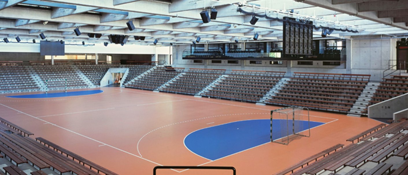 Leere EWS Arena mit Trib&uuml;nen und Spielfeld. Moderne Architektur mit Betontr&auml;gern und gro&szlig;en Fenstern., &copy; EWS Arena