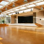 Gro&szlig;er, heller Saal mit Holzboden, B&uuml;hne und vielen Fenstern. Die Decke ist mit gro&szlig;en Lampen ausgestattet., &copy; Gemeinde Aichwald