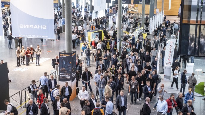 Numerous visitors flock to the exhibition halls., © Landesmesse Stuttgart GmbH