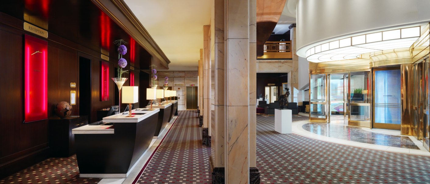 Elegant hotel lobby with reception desk, marble columns and stylish lighting at Le Méridien Stuttgart., © Le Méridien Stuttgart, Gerrit Meier Elegant hotel lobby with reception desk, marble columns and stylish lighting at Le Méridien Stuttgart., © Le Méridien Stuttgart, Gerrit Meier