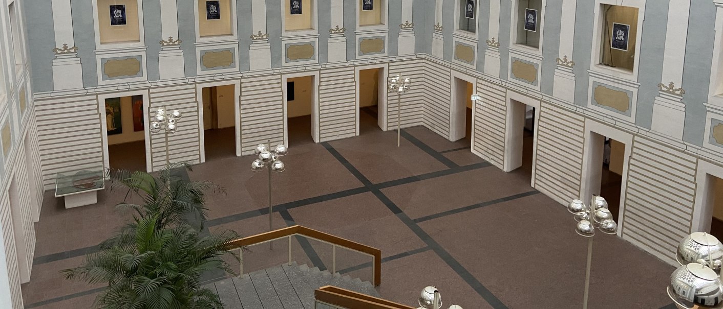 Inner courtyard of the Prediger cultural center with decorative walls, modern lamps and an artistic ceiling installation., © Kulturzentrum Prediger
