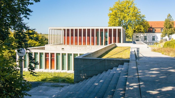 The Literature Museum in Marbach am Neckar features modern architecture with large windows and clear lines, surrounded by green nature and a blue sky., © Stuttgart-Marketing GmbH, Sarah Schmid