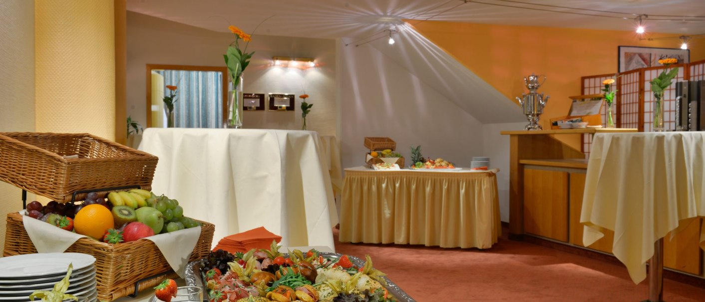 A buffet with fruit, pastries and drinks in a conference room at the Amber Hotel Leonberg/Stuttgart during a conference break., &copy; DH STUDIO Dirk Holst