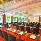 Ein heller Konferenzraum mit roten Teppichen, Tischen und St&uuml;hlen, gro&szlig;en Fenstern und moderner Beleuchtung im Schlosshotel Monrepos., &copy; Schlosshotel Monrepos