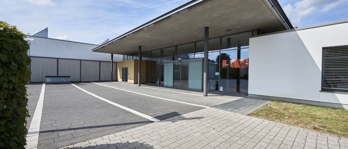 Moderne Festhalle Schmiden mit Glasfassade, großem Vordach und gepflastertem Vorplatz. Klare Linien und minimalistisches Design., © bebopmedia lukas breusch