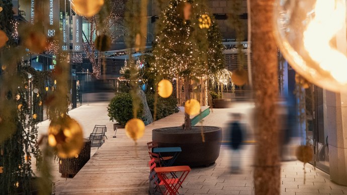 The Dorotheen Quartier in Stuttgart is festively lit up with fairy lights and decorations. A quiet evening stroll through the alleyways., &copy; Dorotheen Quartier