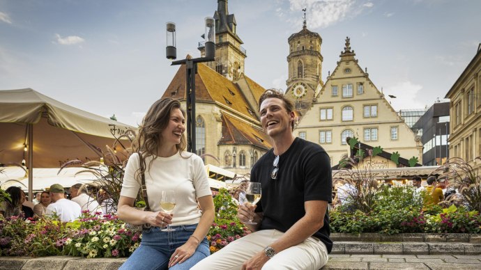 Stuttgarter Weindorf, couple on Schillerplatz, © Stuttgart Marketing GmbH, Sarah Schmid