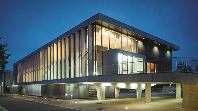 Moderne Architektur des Kulturzentrums Tamm bei Nacht. Das Geb&auml;ude ist beleuchtet und zeigt eine Glasfassade mit vertikalen Streben., &copy; Zooey Braun