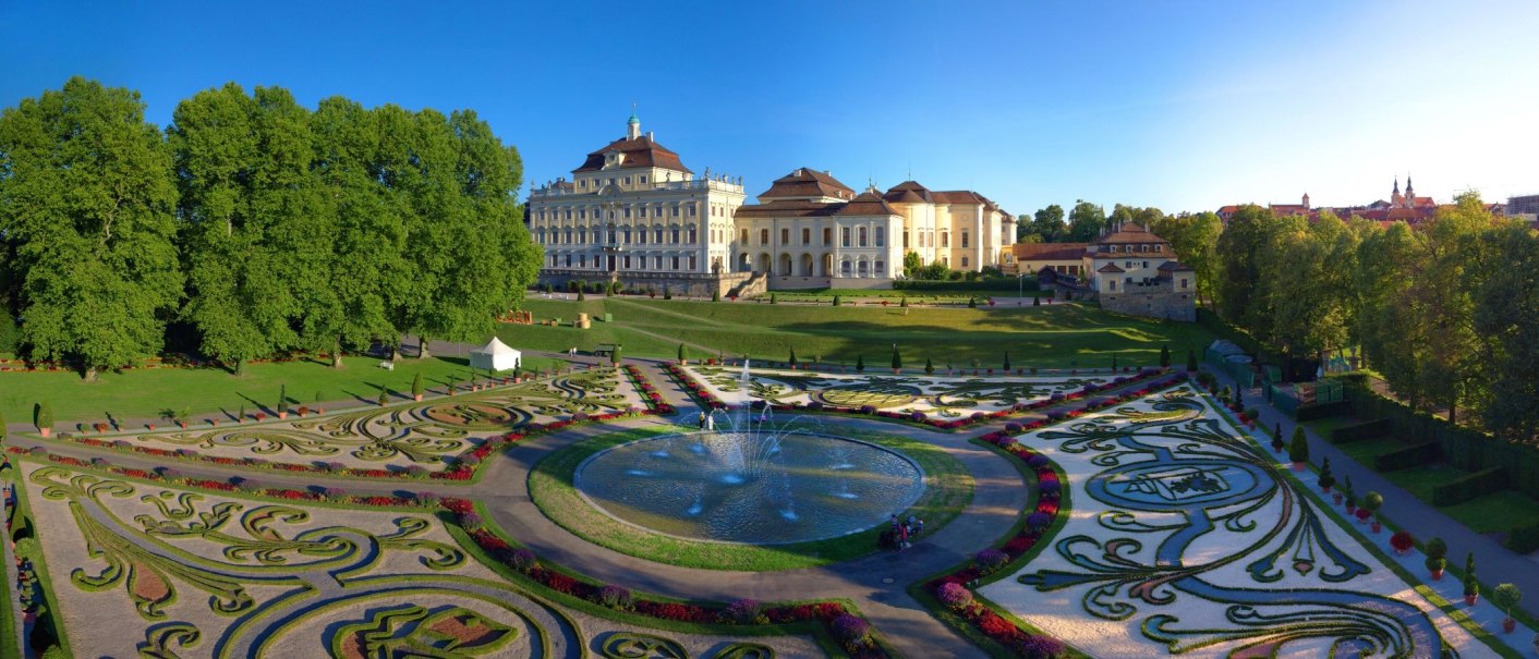 Das Residenzschloss Ludwigsburg mit prächtigen Gärten und einem zentralen Springbrunnen bei klarem Himmel., © Tourismus & Events Ludwigsburg Das Residenzschloss Ludwigsburg mit prächtigen Gärten und einem zentralen Springbrunnen bei klarem Himmel., © Tourismus & Events Ludwigsburg