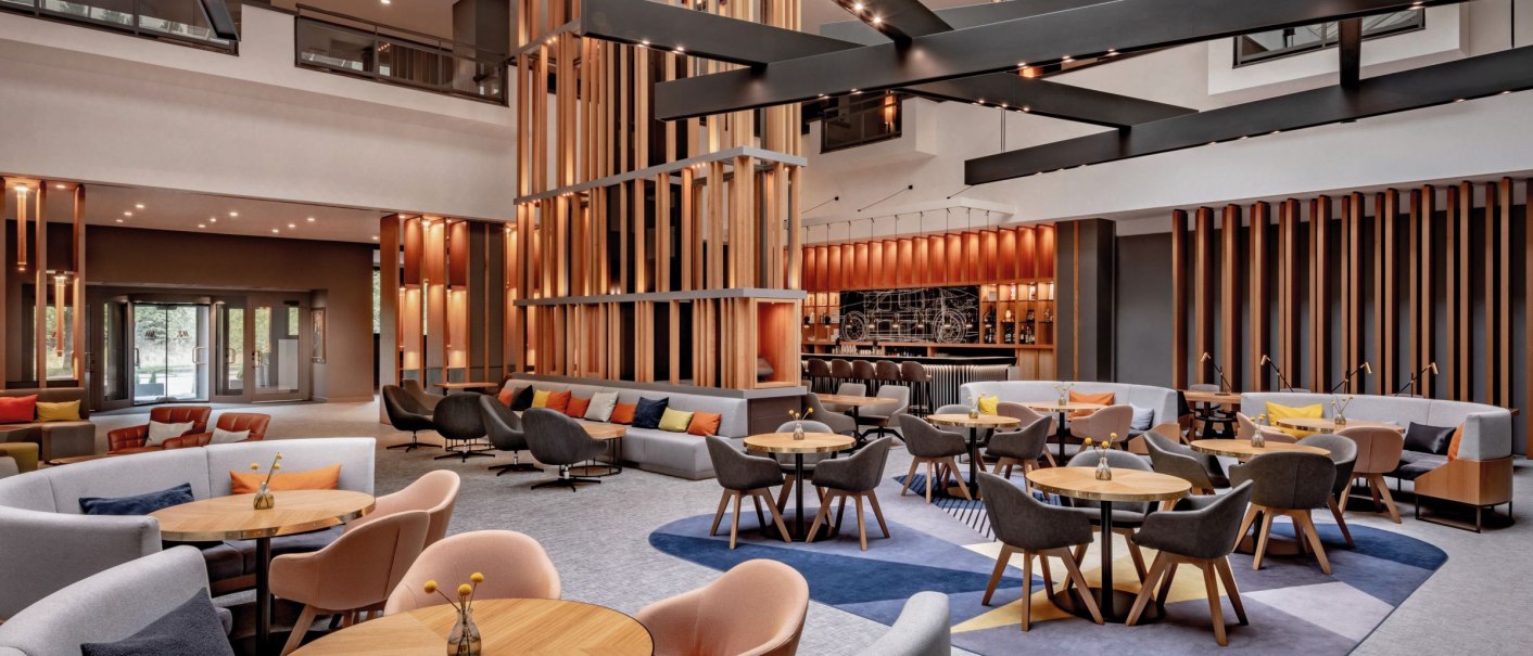 Moderne Lobby des Stuttgart Marriott Hotel Sindelfingen mit stilvollen Sitzbereichen, Holzelementen und eleganter Beleuchtung., © Stuttgart Marriott Hotel Sindelfingen, Kilian Blees