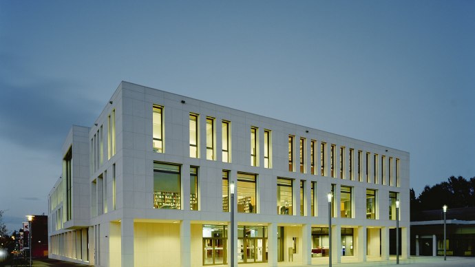 Modernes Kultur- und Kongresszentrum in Kornwestheim bei Dämmerung, beleuchtet von innen. Große Fenster und klare Linien prägen die Architektur., © Brigida González, Stuttgart