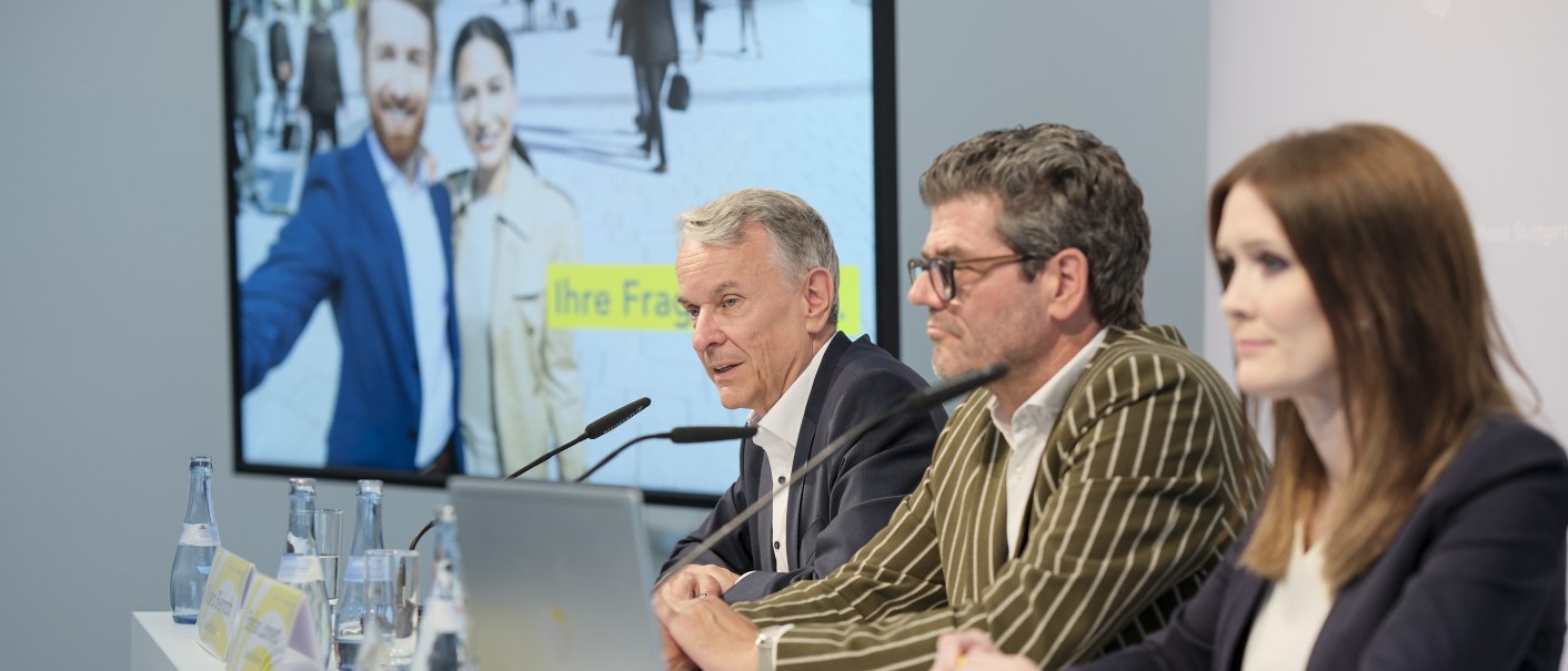 Die Geschäftsführer der Messe Stuttgart Roland Bleinroth (l.) und Stefan Lohnert (r.) bei der Jahrespressekonferenz 2023. , © Landesmesse Stuttgart GmbH