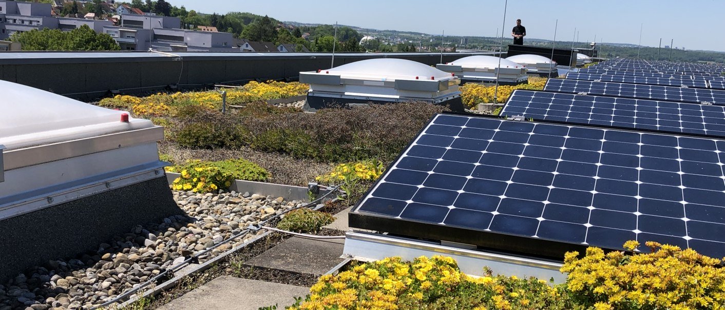 Das begrünte Dach sowie die Photovoltaik-Anlage auf dem Hallendach tragen zum Nachhaltigkeitskonzept der Stadthalle Reutlingen ihren Teil bei , © Stadthalle Reutlingen