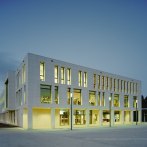 Modernes Kultur- und Kongresszentrum in Kornwestheim bei Dämmerung, beleuchtet von innen. Große Fenster und klare Linien prägen die Architektur., © Brigida González, Stuttgart Modernes Kultur- und Kongresszentrum in Kornwestheim bei Dämmerung, beleuchtet von innen. Große Fenster und klare Linien prägen die Architektur., © Brigida González, Stuttgart