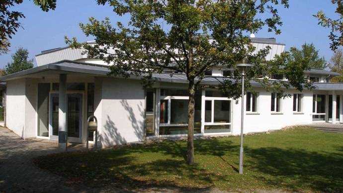 Modernes Geb&auml;ude mit wei&szlig;en W&auml;nden und gro&szlig;en Fenstern, umgeben von B&auml;umen und Rasen im Kulturzentrum Baltmannsweiler., &copy; GemeindeBaltmannsweiler_GF