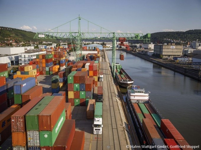 Blick auf den Stuttgarter Hafen mit Containern, Kränen und Schiffen am Neckar. Im Hintergrund sind Hügel und Gebäude zu sehen., © Stuttgart Marketing GmbH Blick auf den Stuttgarter Hafen mit Containern, Kränen und Schiffen am Neckar. Im Hintergrund sind Hügel und Gebäude zu sehen., © Stuttgart Marketing GmbH